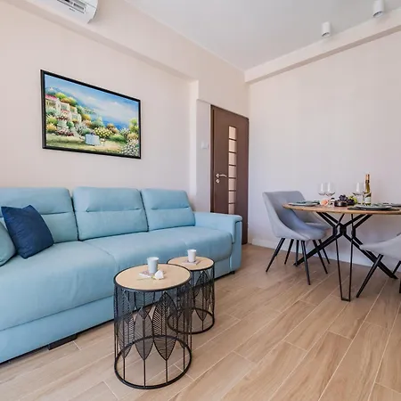 Luxury Seaside Apartment *