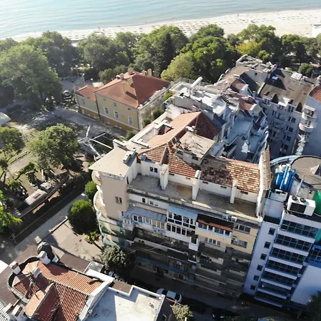 Luxury Seaside Apartment *